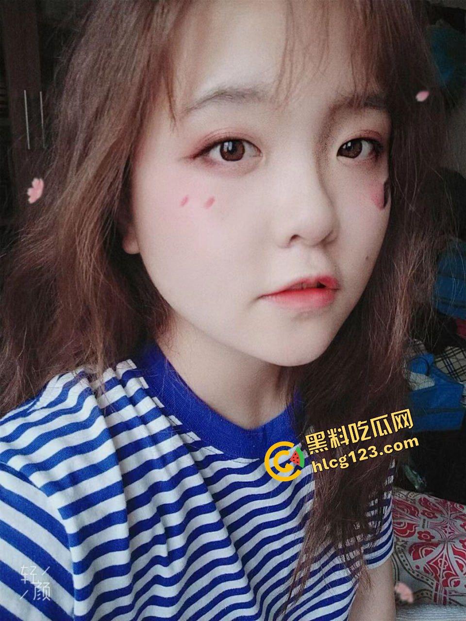 武汉眼镜反差妹床照流出!骚得彻底,但素颜照真实到吓人!-6