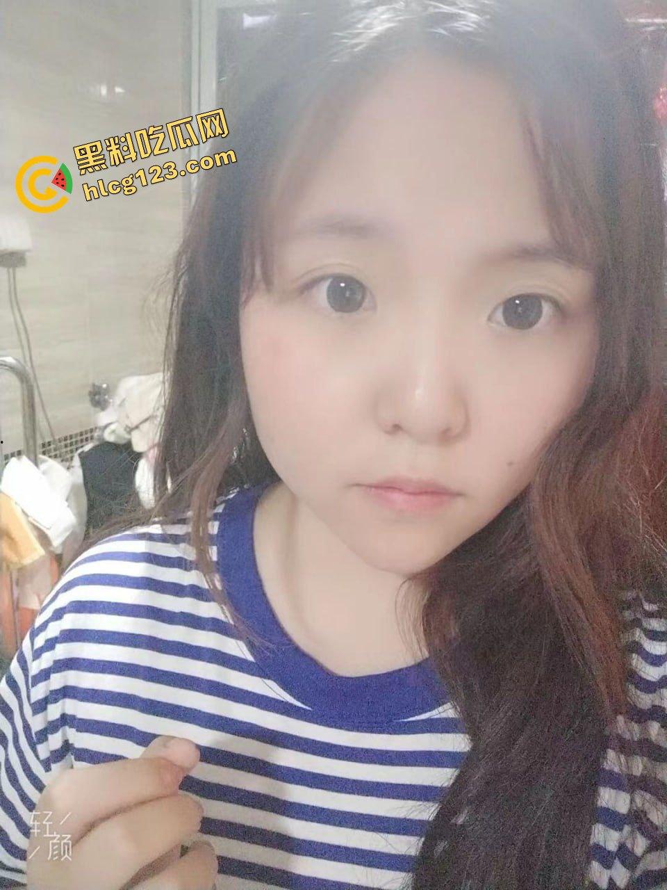 武汉眼镜反差妹床照流出!骚得彻底,但素颜照真实到吓人!-7