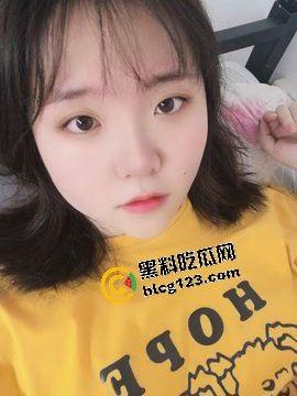 武汉眼镜反差妹床照流出!骚得彻底,但素颜照真实到吓人!-9