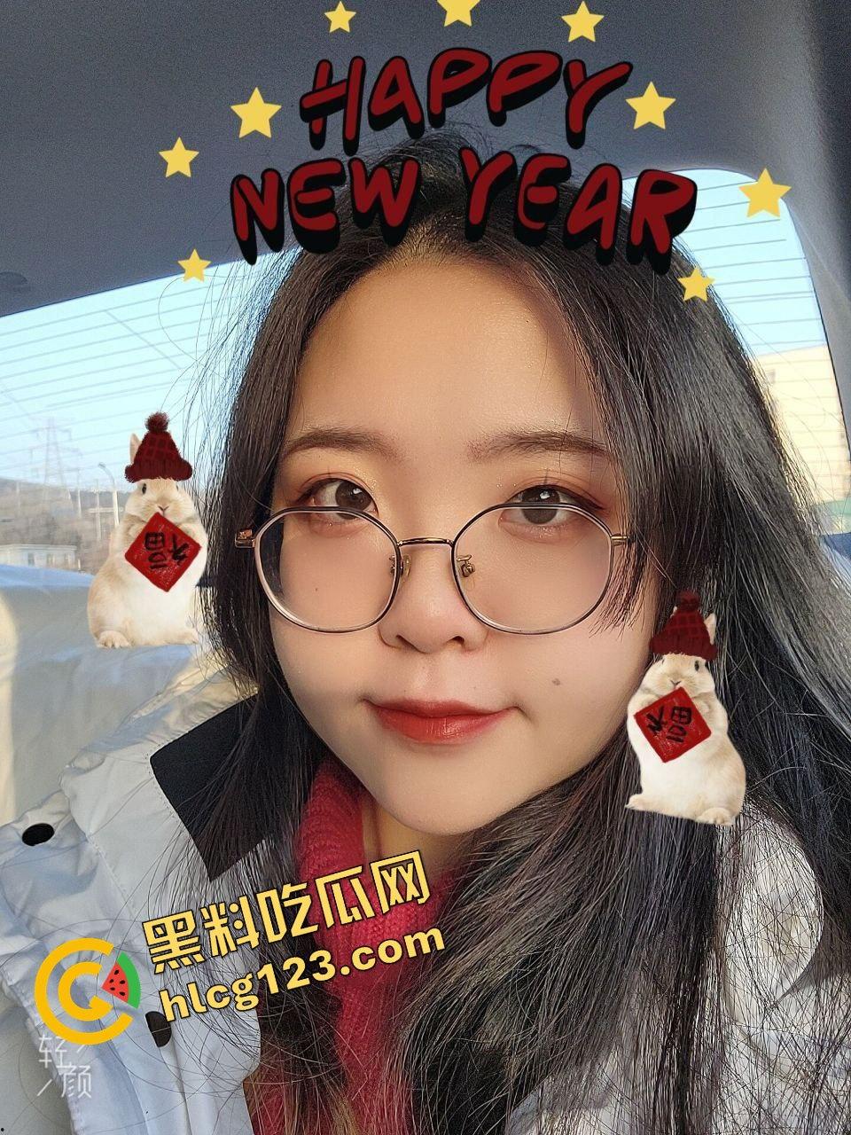 武汉眼镜反差妹床照流出!骚得彻底,但素颜照真实到吓人!-10