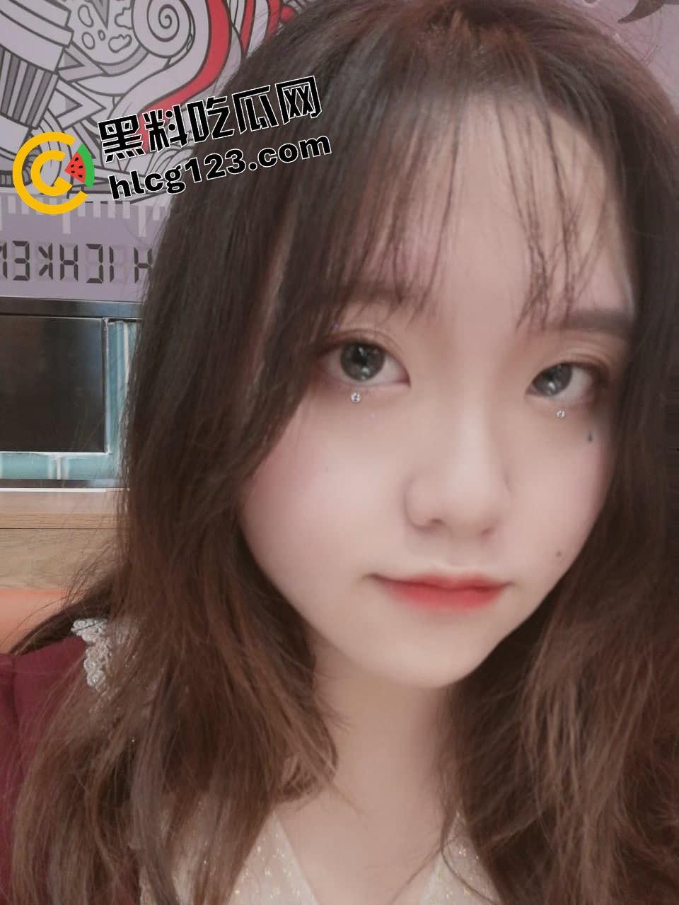 武汉眼镜反差妹床照流出!骚得彻底,但素颜照真实到吓人!-11