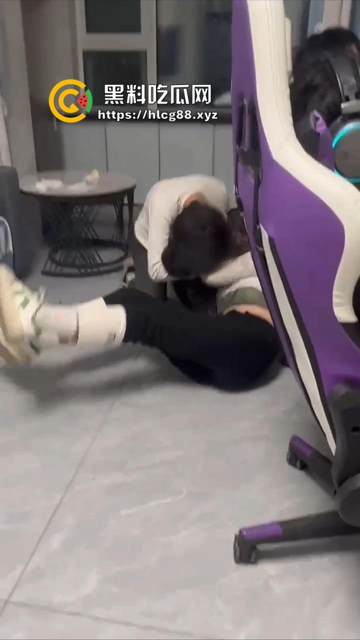 电竞酒店男友前头1V3猛干岳山开团，女友后头跟骚闺蜜撕逼扯奶子，把好姐妹内衣都差点扯出来！-4