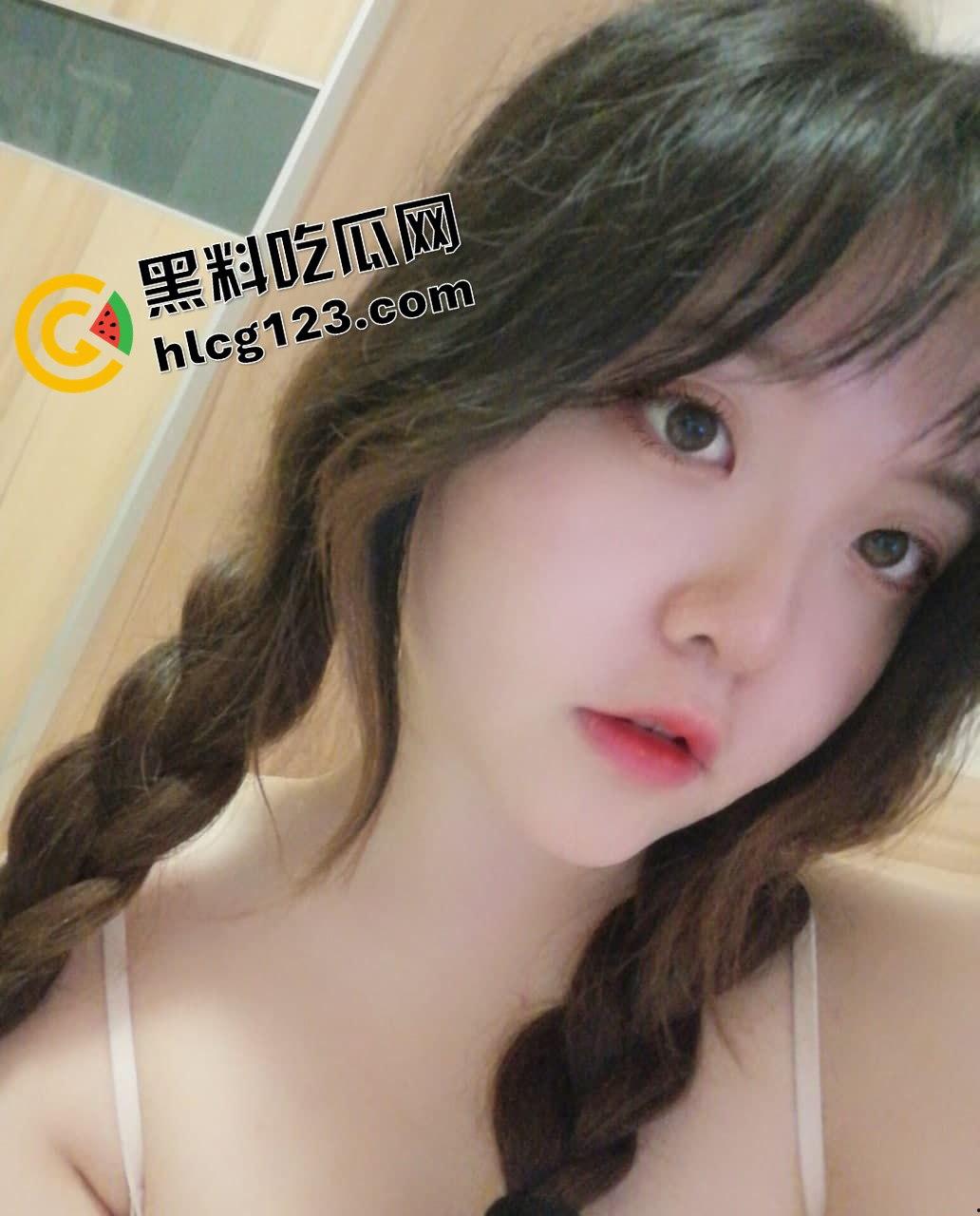 武汉眼镜反差妹床照流出!骚得彻底,但素颜照真实到吓人!-13