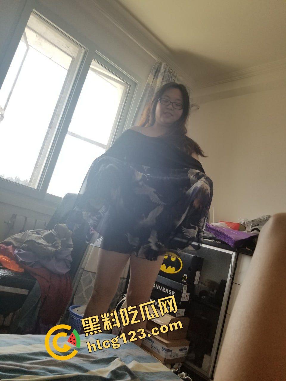 武汉眼镜反差妹床照流出!骚得彻底,但素颜照真实到吓人!-15