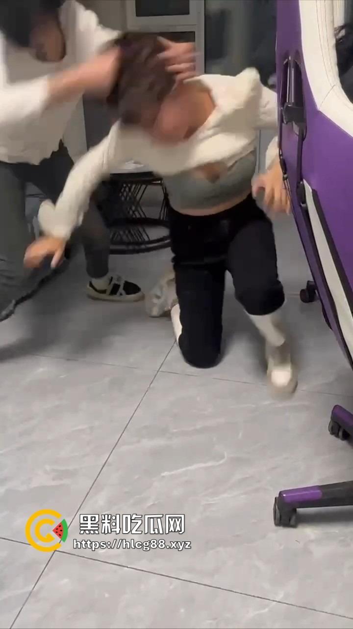 电竞酒店男友前头1V3猛干岳山开团，女友后头跟骚闺蜜撕逼扯奶子，把好姐妹内衣都差点扯出来！-11