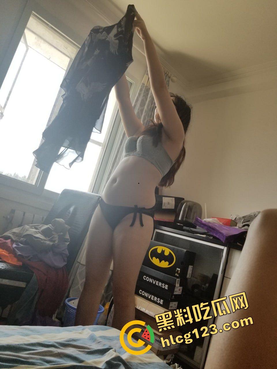 武汉眼镜反差妹床照流出!骚得彻底,但素颜照真实到吓人!-18