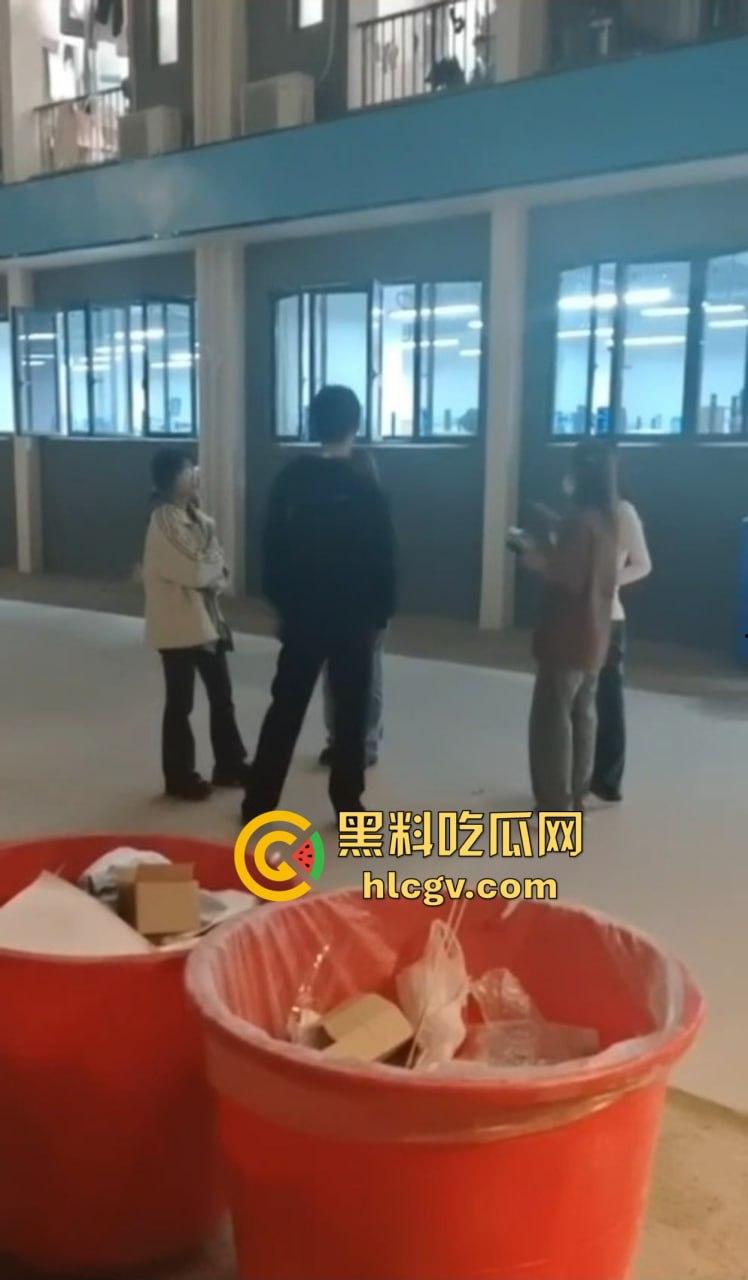 福建师大时间管理大师翻车现场！四个女友堵宿舍楼下排队算账，男生跪地求饶吓成孙子！-2