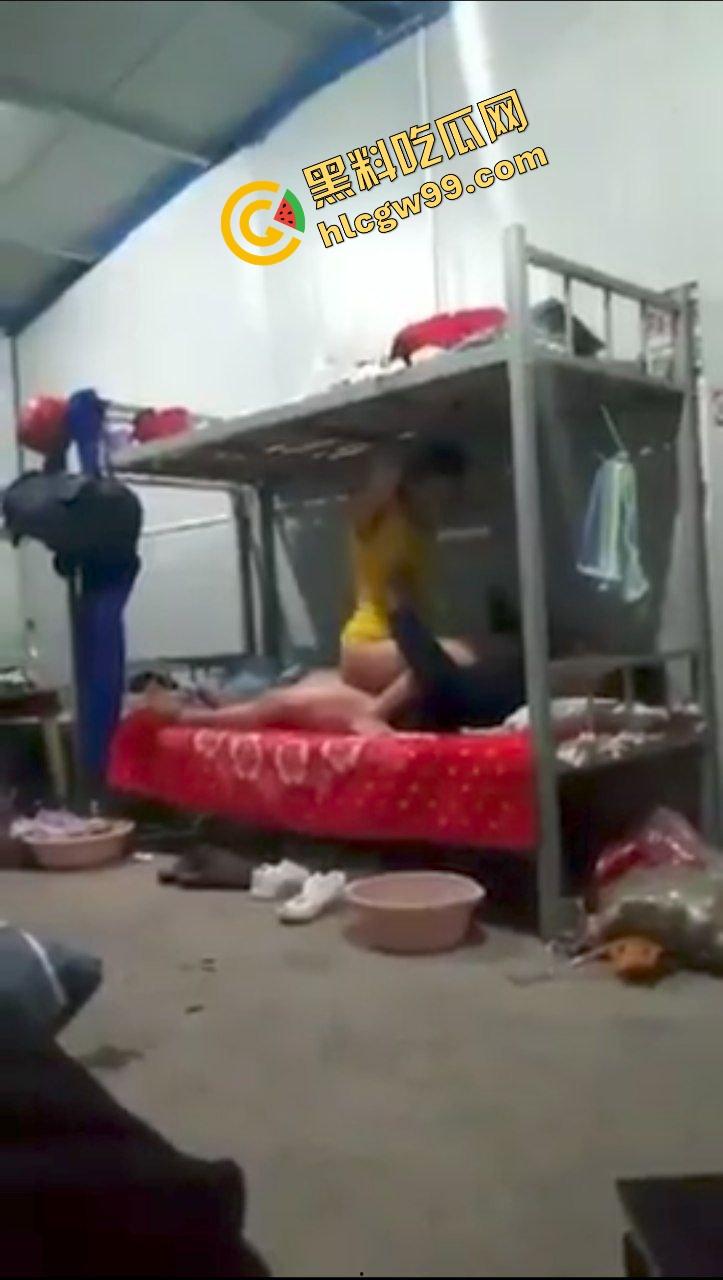 重庆某工厂饥渴骚逼少妇【徐莹莹】逼痒跑到男友宿舍公然骑乘做爱！被曝光用大象玩偶磨逼！独家流出！-6