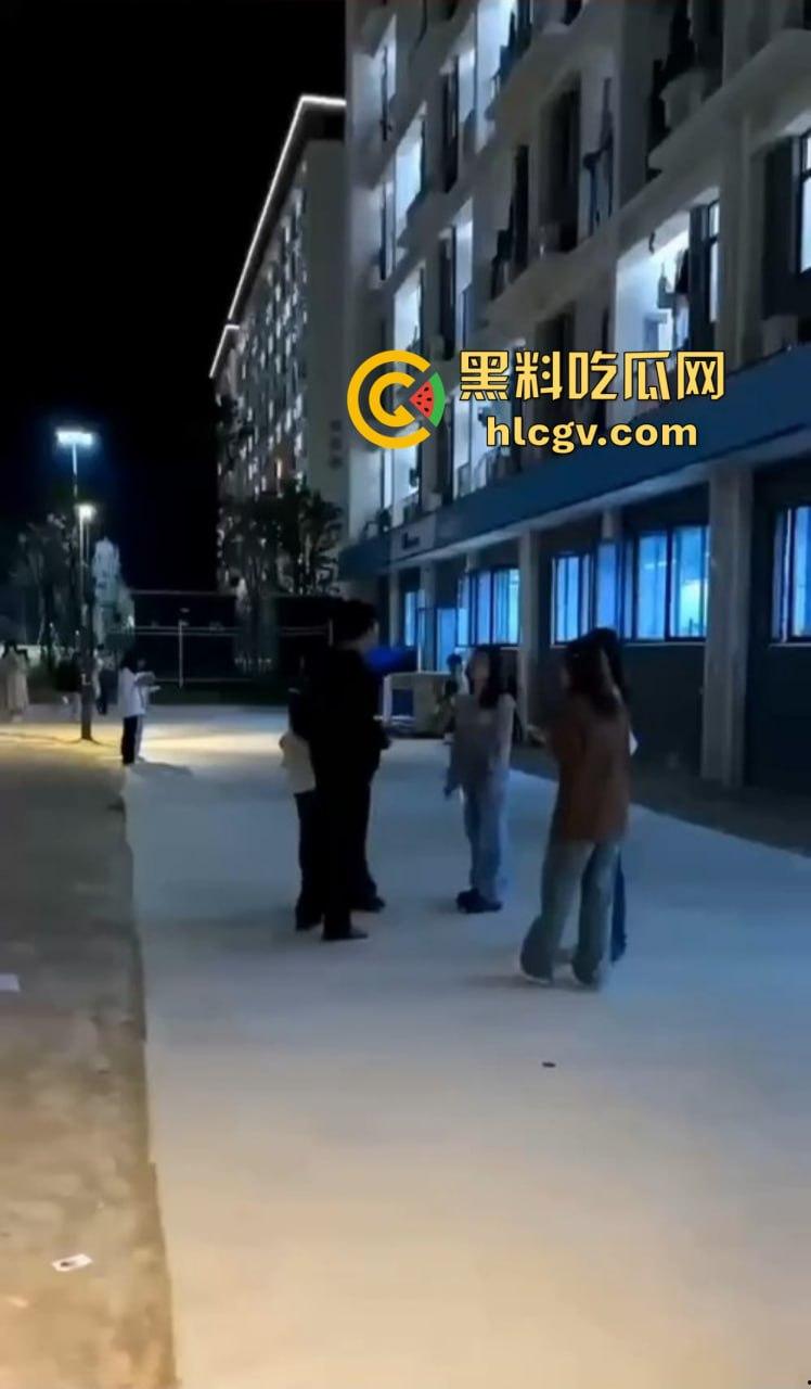 福建师大时间管理大师翻车现场！四个女友堵宿舍楼下排队算账，男生跪地求饶吓成孙子！-3