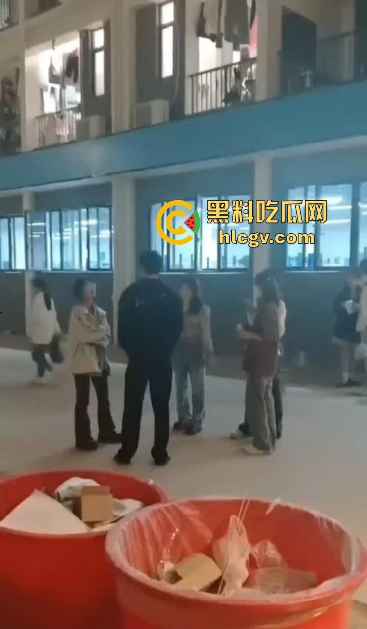 福建师大时间管理大师翻车现场！四个女友堵宿舍楼下排队算账，男生跪地求饶吓成孙子！-7