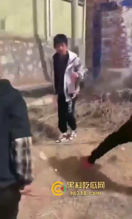 少数民族小学生打架群殴现场曝光,年轻少年手持铁棍殴打,拳打脚踢围追堵截,欺负小朋友啊 ?-1