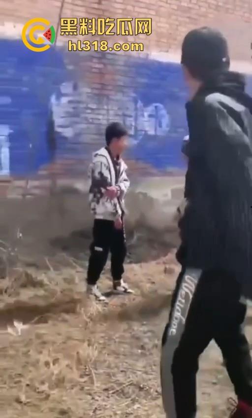 少数民族小学生打架群殴现场曝光,年轻少年手持铁棍殴打,拳打脚踢围追堵截,欺负小朋友啊 ?-6
