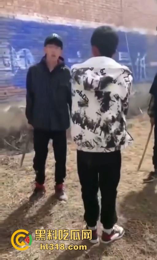 少数民族小学生打架群殴现场曝光,年轻少年手持铁棍殴打,拳打脚踢围追堵截,欺负小朋友啊 ?-7