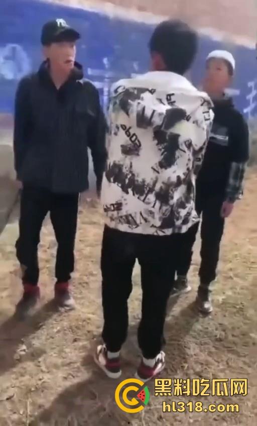 少数民族小学生打架群殴现场曝光,年轻少年手持铁棍殴打,拳打脚踢围追堵截,欺负小朋友啊 ?-8