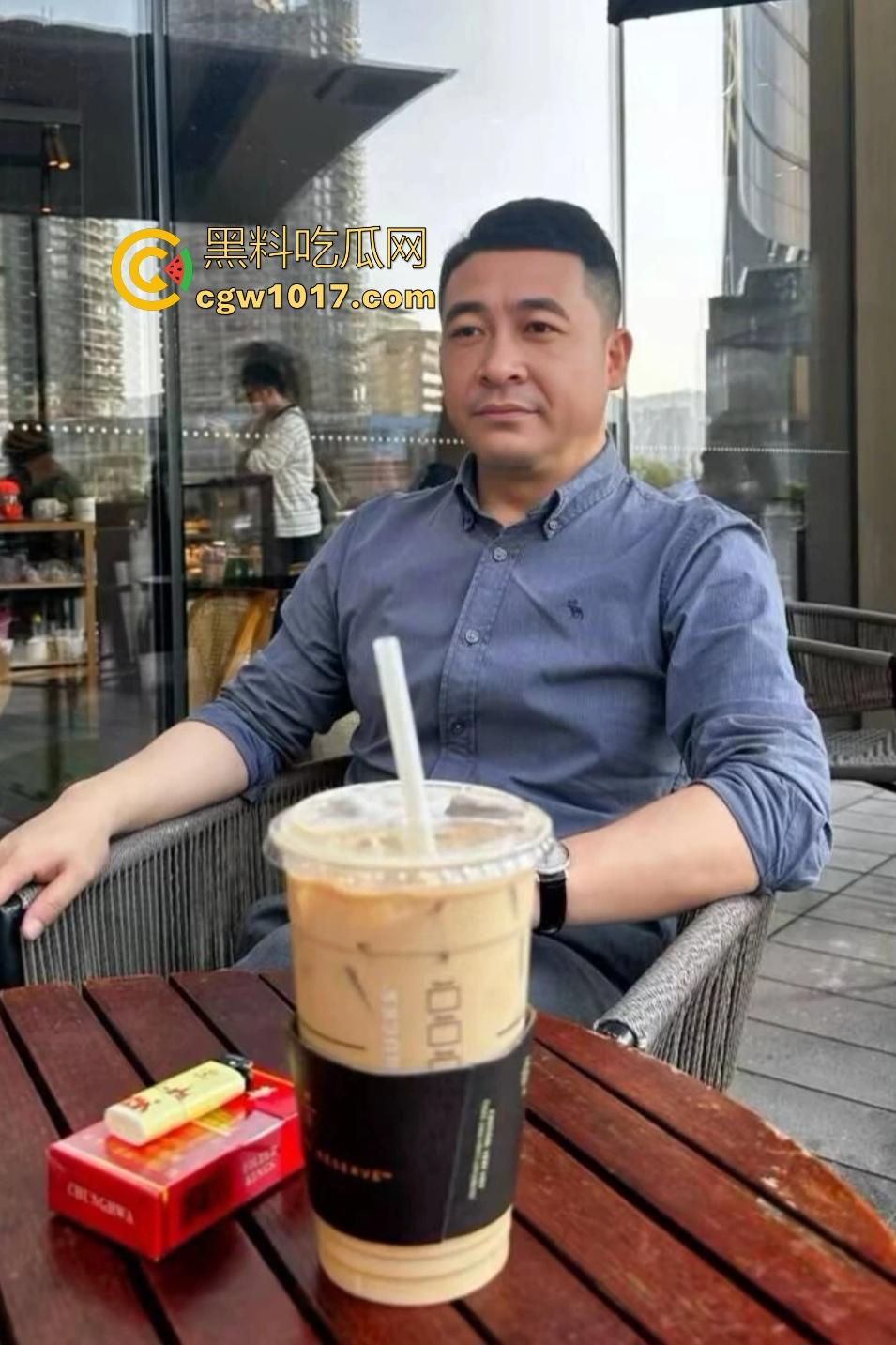 广东珠海黑衣疯狗握刀从保安亭砍翻VIVO店,红衣哥豹子般杀出过肩摔砸地骨裂砍刀飞十米,民警蜂拥铐走!-1