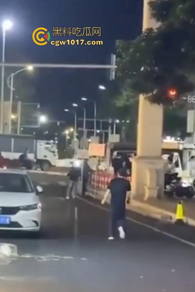 广东珠海黑衣疯狗握刀从保安亭砍翻VIVO店,红衣哥豹子般杀出过肩摔砸地骨裂砍刀飞十米,民警蜂拥铐走!-4