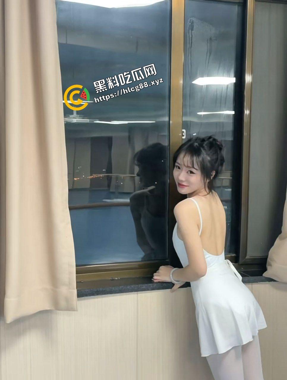 湖南艺术职业反差舞蹈生【胡可】网聊卖视频线下约炮，188元过门槛观赏极品美乳粉逼酮体！-3