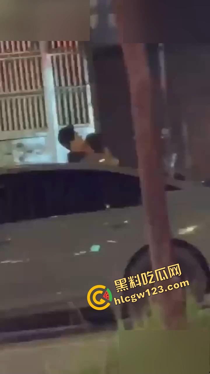 成都街头全裸游街,小仙女争吵气疯脱光逼毛迎风乱飘,路人目睹全程,男友吓跪喊妈!-1