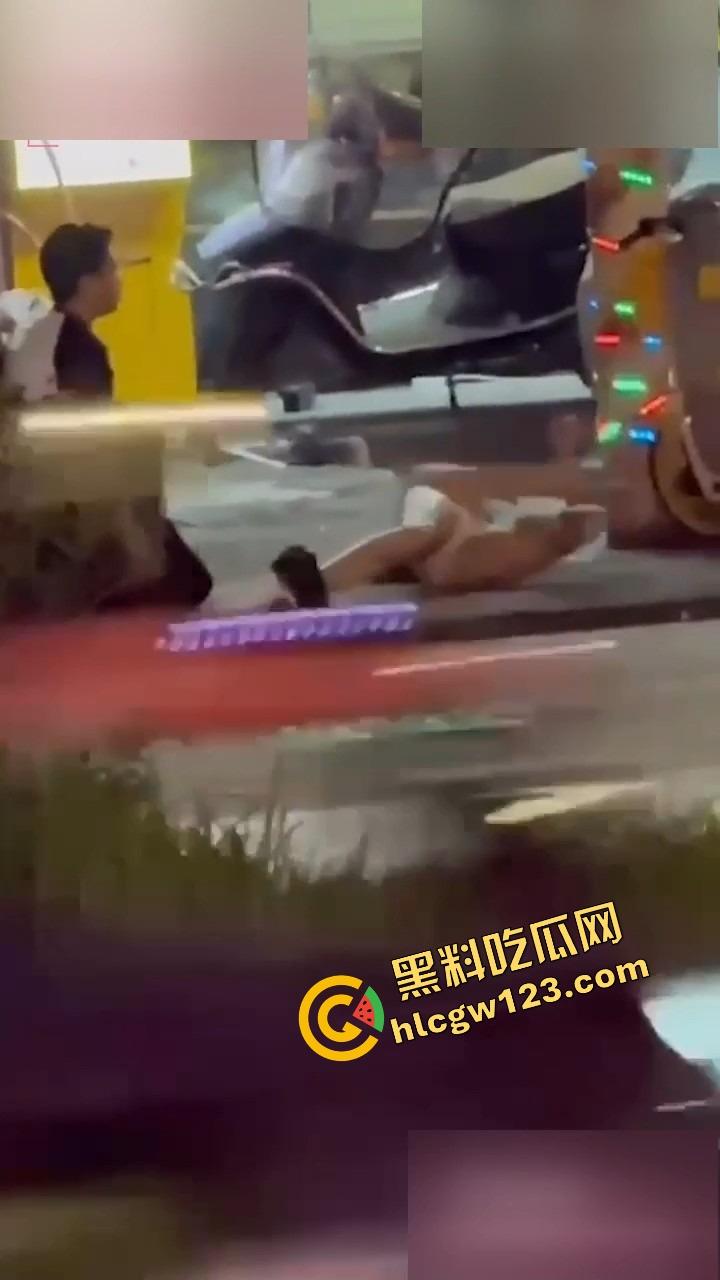 成都街头全裸游街,小仙女争吵气疯脱光逼毛迎风乱飘,路人目睹全程,男友吓跪喊妈!-3