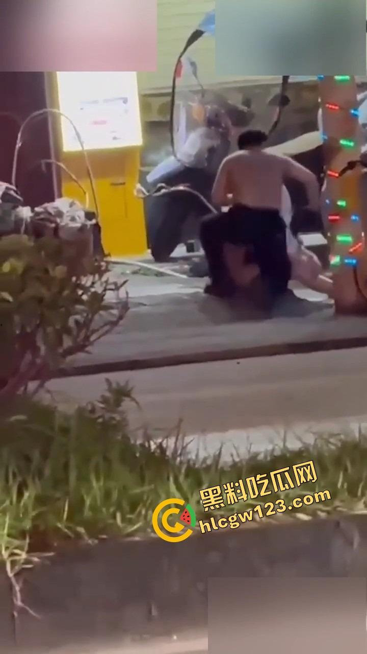 成都街头全裸游街,小仙女争吵气疯脱光逼毛迎风乱飘,路人目睹全程,男友吓跪喊妈!-4