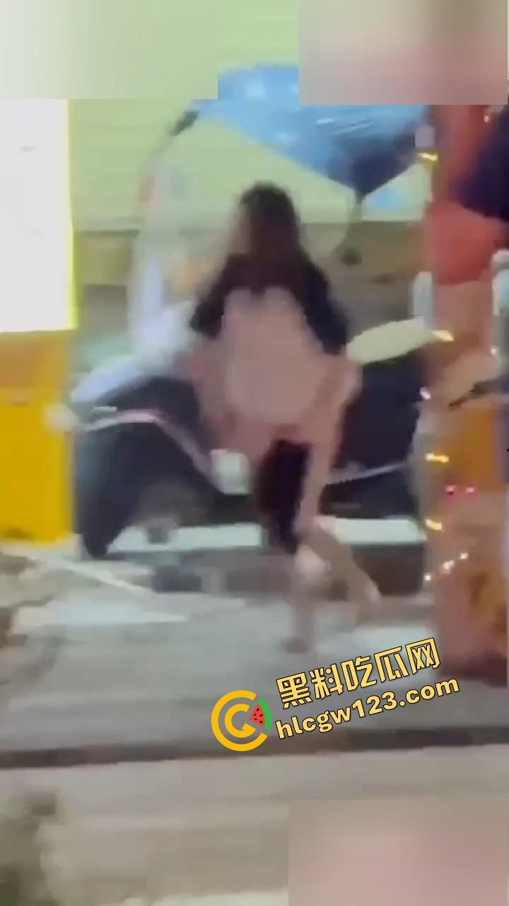 成都街头全裸游街,小仙女争吵气疯脱光逼毛迎风乱飘,路人目睹全程,男友吓跪喊妈!-5