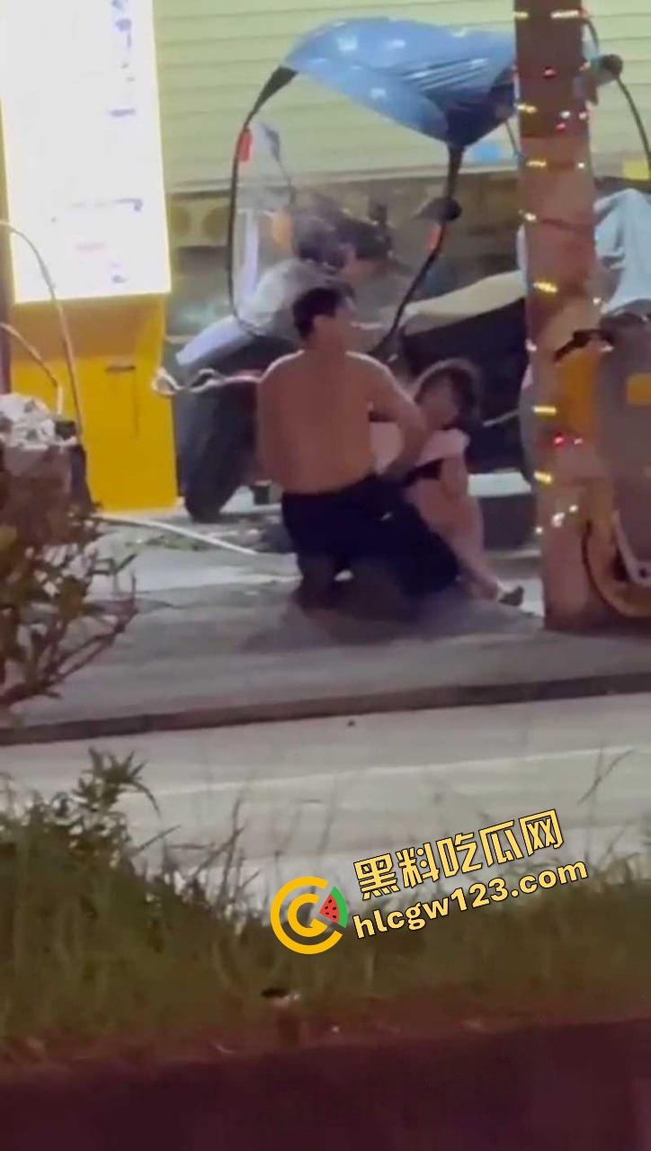 成都街头全裸游街,小仙女争吵气疯脱光逼毛迎风乱飘,路人目睹全程,男友吓跪喊妈!-6