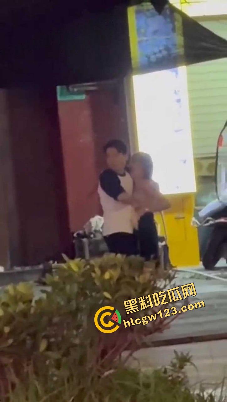 成都街头全裸游街,小仙女争吵气疯脱光逼毛迎风乱飘,路人目睹全程,男友吓跪喊妈!-7