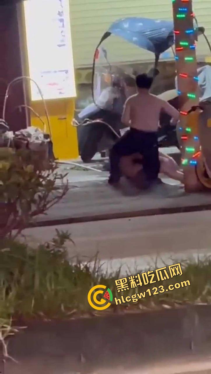 成都街头全裸游街,小仙女争吵气疯脱光逼毛迎风乱飘,路人目睹全程,男友吓跪喊妈!-8