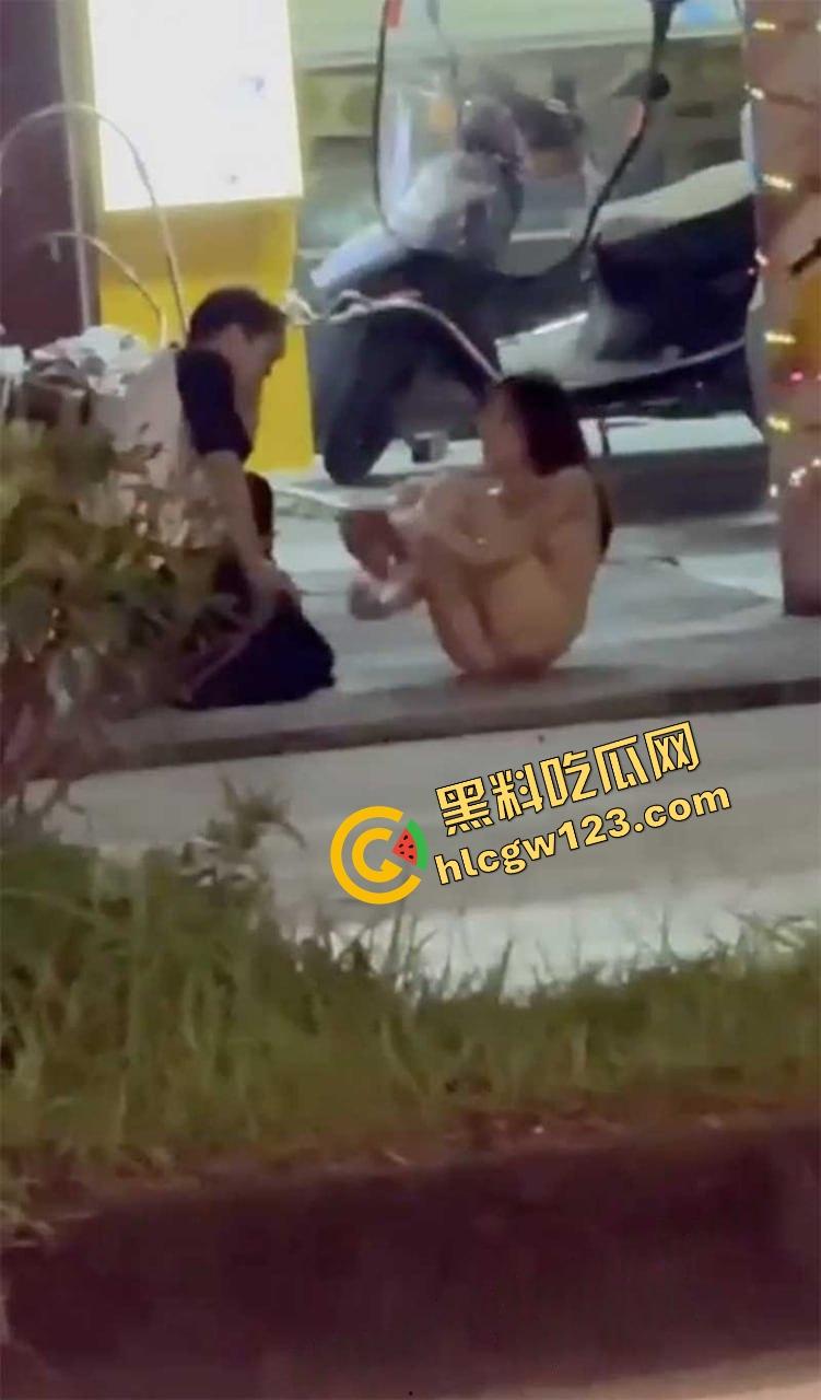 成都街头全裸游街,小仙女争吵气疯脱光逼毛迎风乱飘,路人目睹全程,男友吓跪喊妈!-10