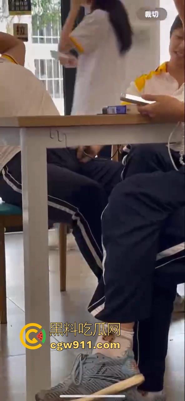 江门工贸职院早恋大瓜 ！学生情侣当众互摸下体，腿长裤裆鼓鼓，纤手隔裤猛揉男生硬屌，满满的青春气息！-6