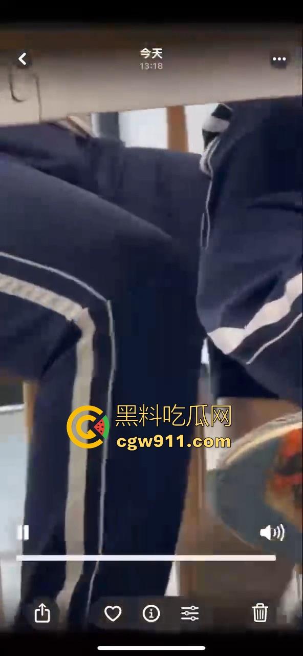 江门工贸职院早恋大瓜 ！学生情侣当众互摸下体，腿长裤裆鼓鼓，纤手隔裤猛揉男生硬屌，满满的青春气息！-7