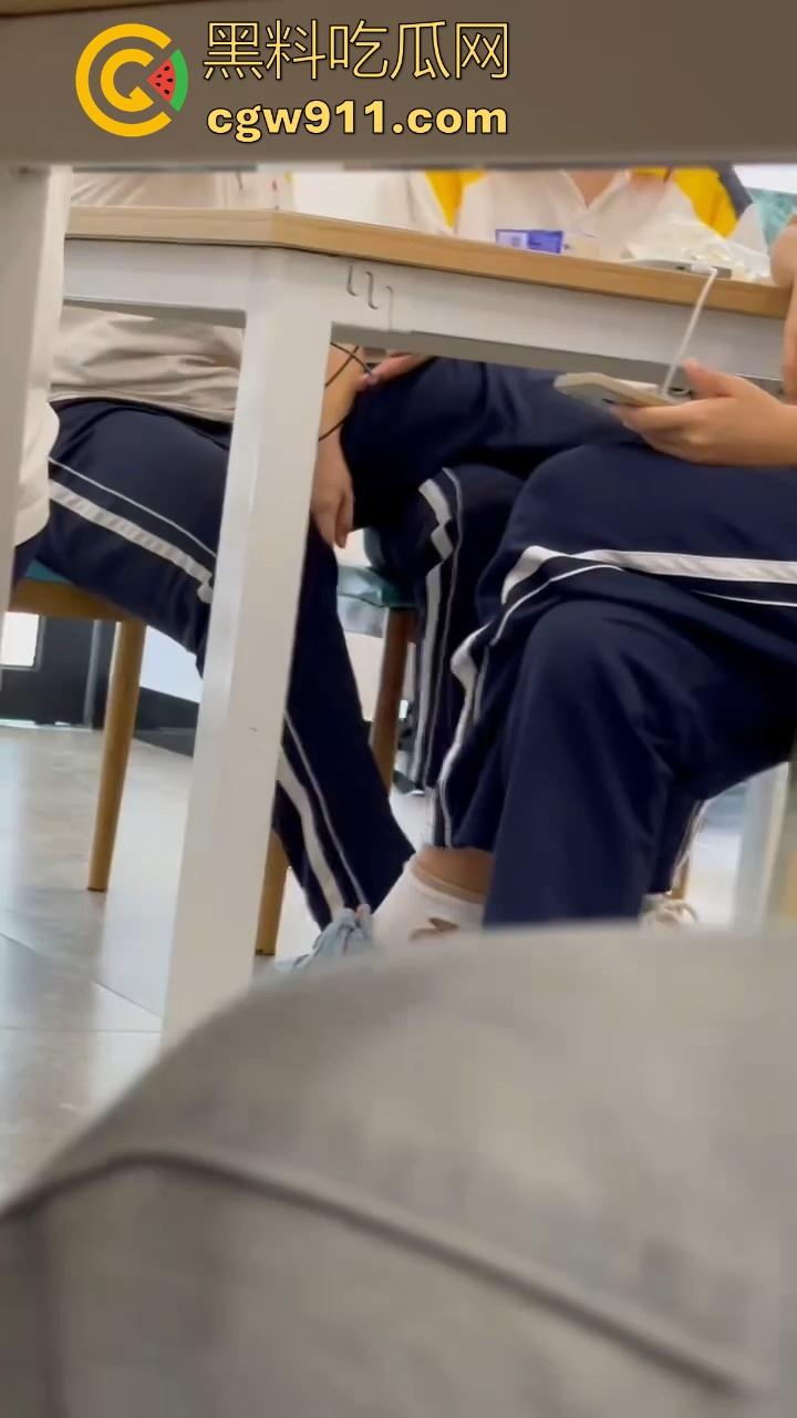 江门工贸职院早恋大瓜 ！学生情侣当众互摸下体，腿长裤裆鼓鼓，纤手隔裤猛揉男生硬屌，满满的青春气息！-8