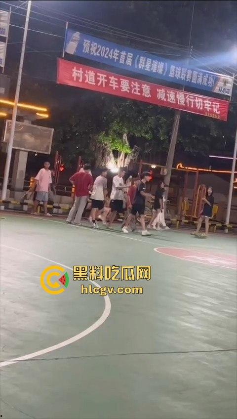 广东揭阳男孩篮球场飞踢女孩引发争议！电动车钥匙被丢失，赔偿不成暴力相向，网友分成两派！-13