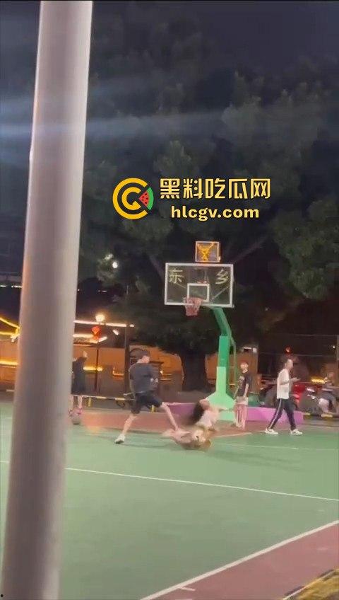广东揭阳男孩篮球场飞踢女孩引发争议！电动车钥匙被丢失，赔偿不成暴力相向，网友分成两派！-18