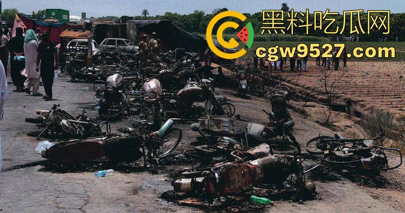 油罐车爆炸恐怖现场，造成77人死亡，鸡巴都给烧焦了，原始风味大烧烤，实在太惨了！-2