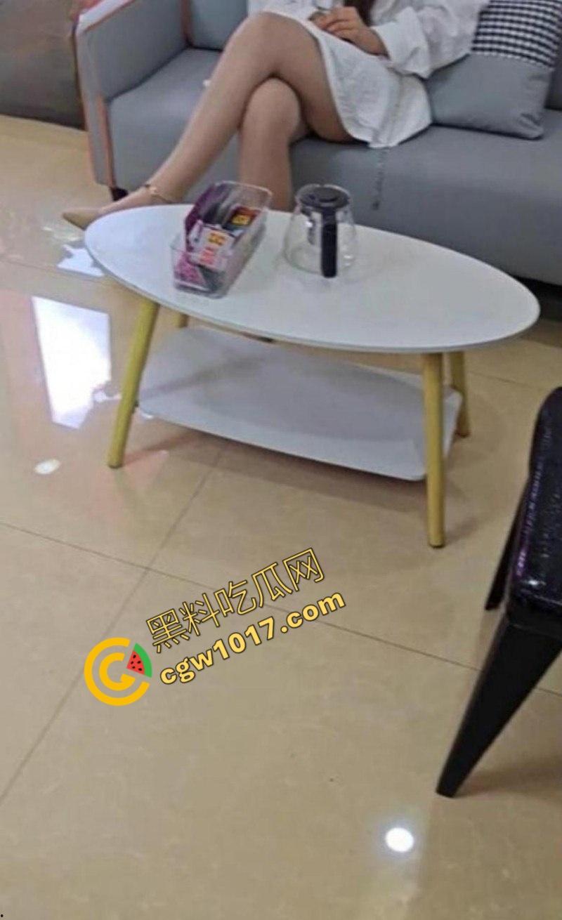 乱伦大神与嫂子棋牌室激情交欢：隔壁打麻将，小叔子急切进攻，生猛操逼播种！-5