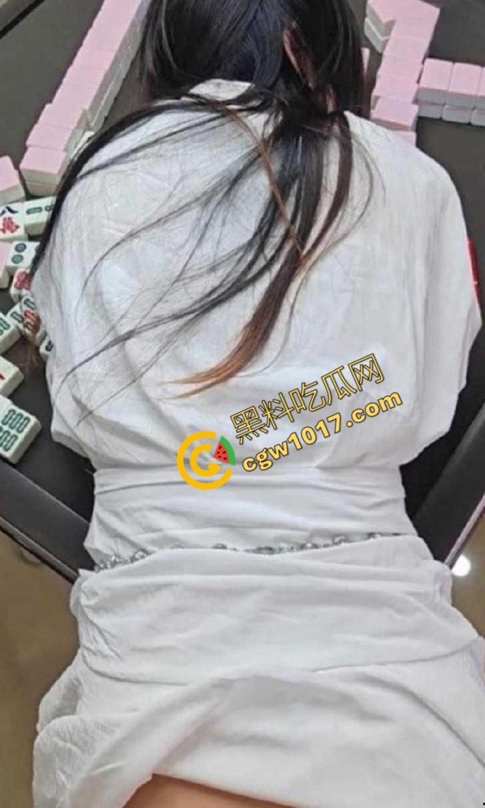 乱伦大神与嫂子棋牌室激情交欢：隔壁打麻将，小叔子急切进攻，生猛操逼播种！-6