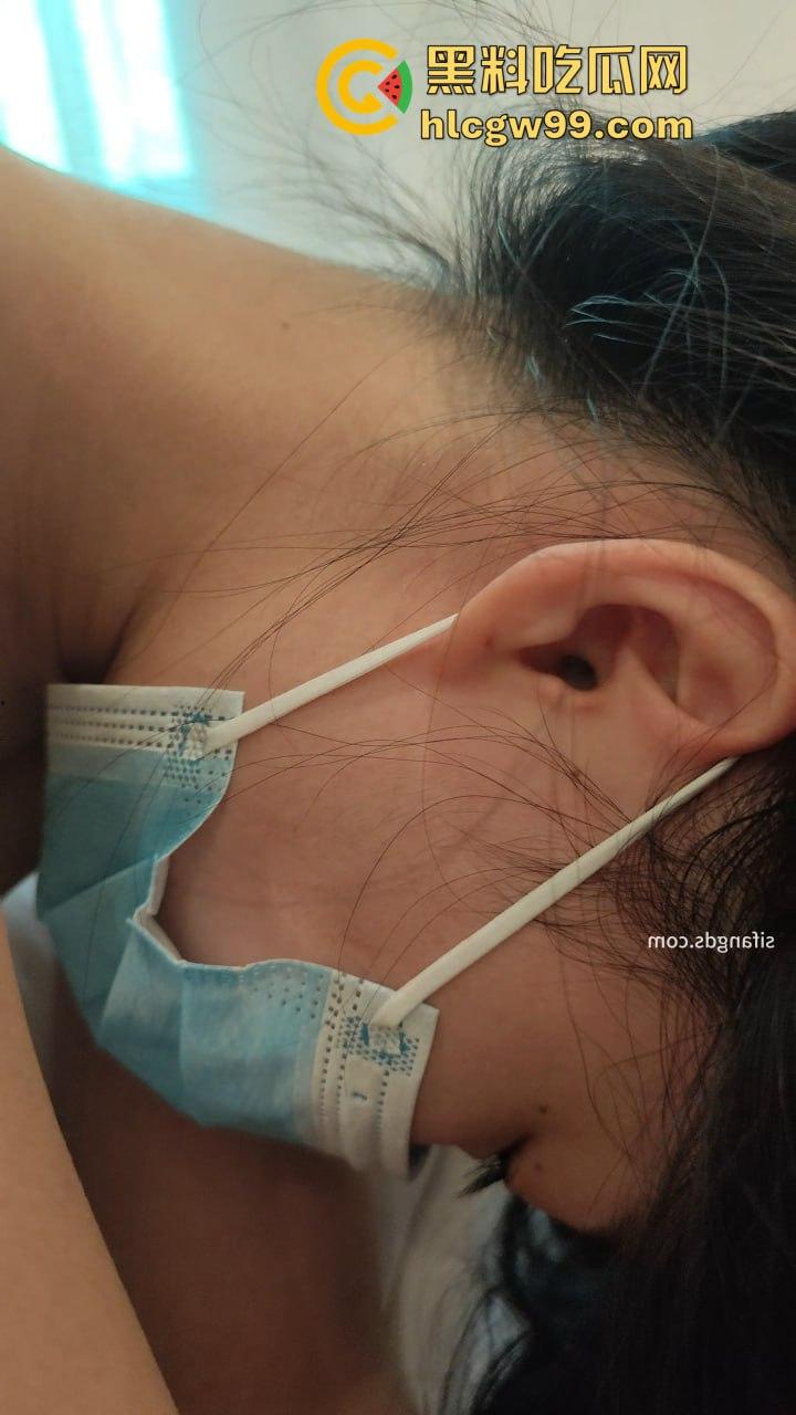 网友投稿！大叔哄骗刚成年少女的第一次，现在的少女这么容易给骗的吗？看着真嫩。-15