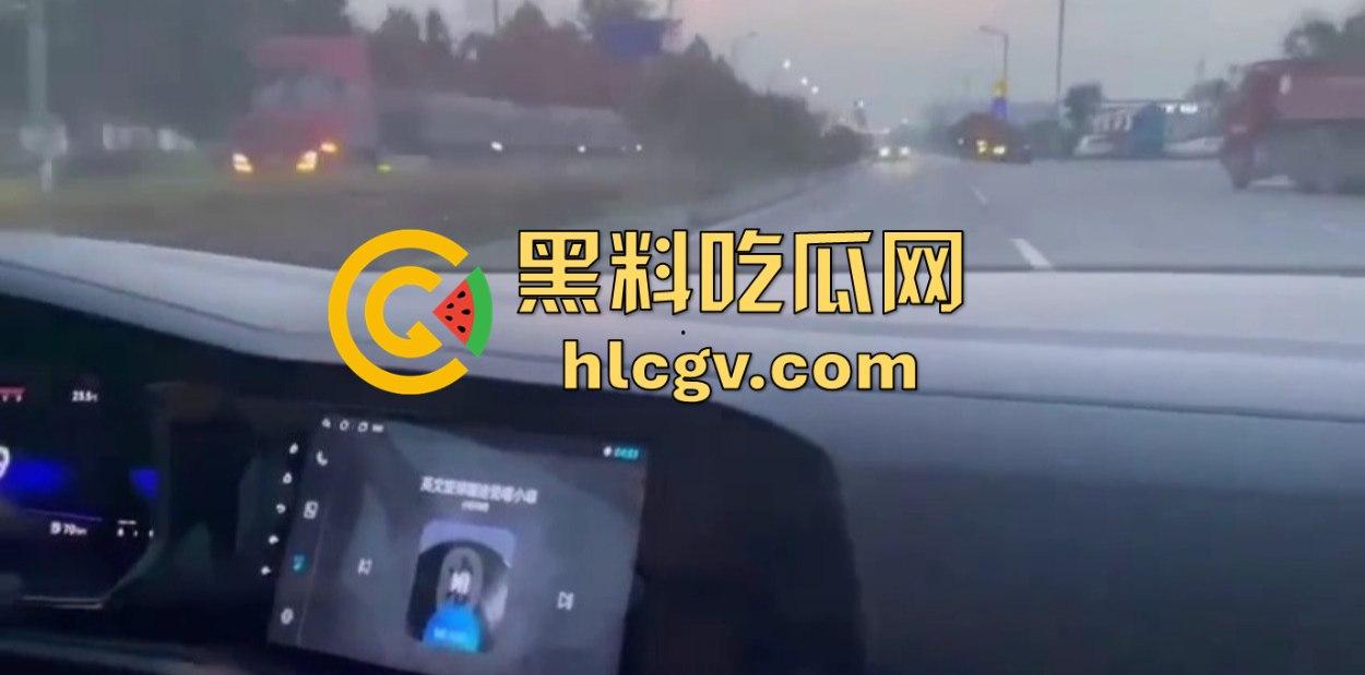 带妹飙到212码，大众车毁人亡！精神小伙翻车直播秒变吃席现场，欢迎瓜友围观！-3