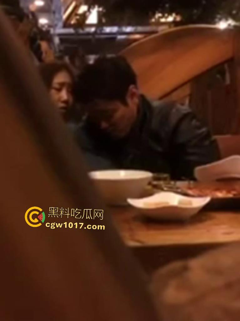 小情侣西餐厅内激情亲热被店长抓包，亲嘴摸奶后男友钻裙底直接舔逼，服务员拍肩喝止：想操去开房！-2