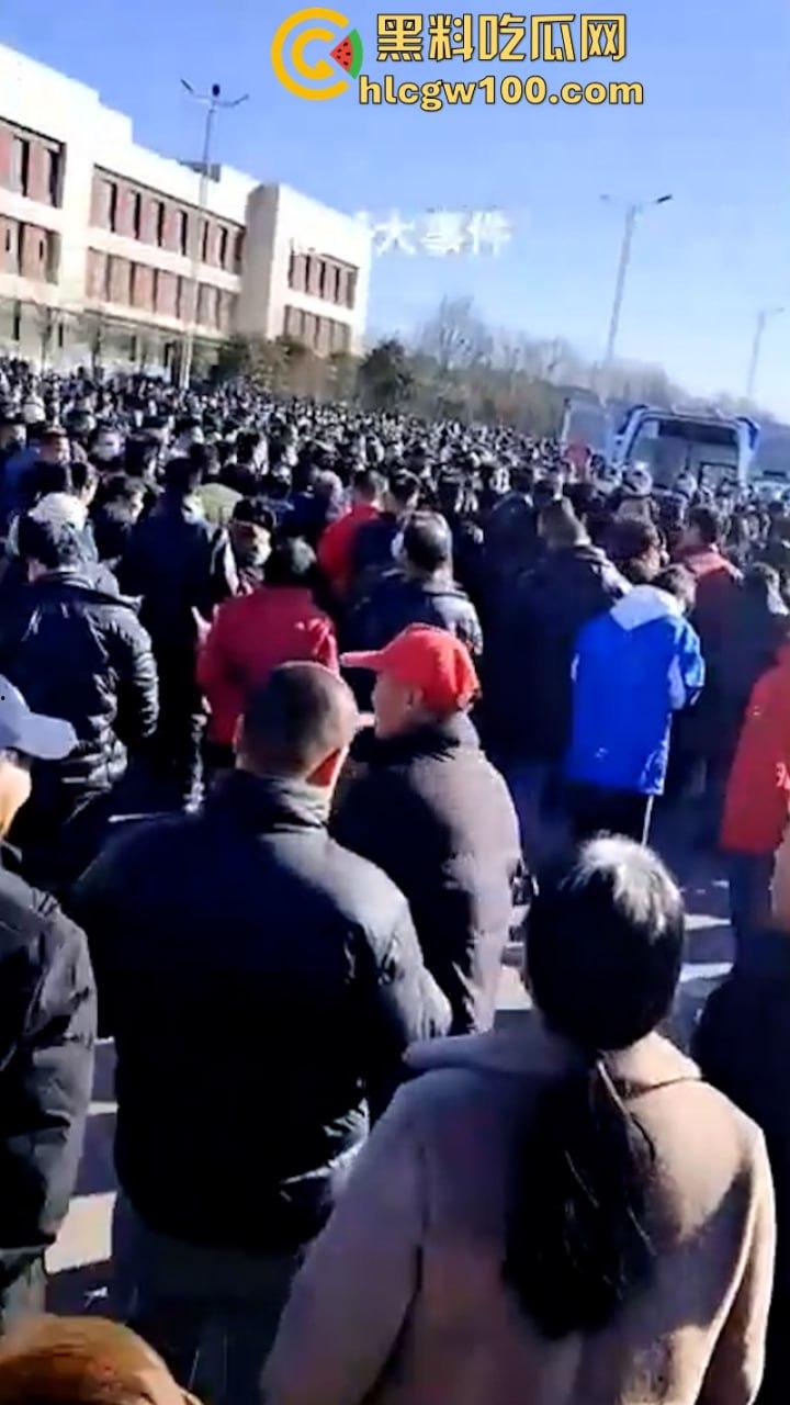 蒲城职高男生坠楼事件矛盾激化  现场禁传视频流出！上万家长围堵副校长愤怒挥拳 武警吓得把高压水枪都拿出来了-5