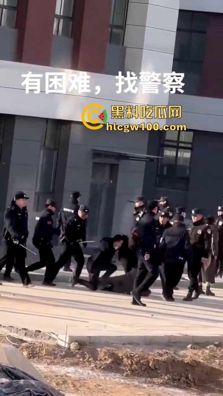 蒲城职高男生坠楼事件矛盾激化  现场禁传视频流出！上万家长围堵副校长愤怒挥拳 武警吓得把高压水枪都拿出来了-6