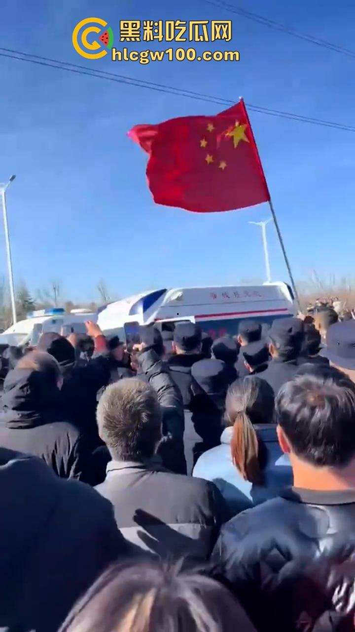 蒲城职高男生坠楼事件矛盾激化  现场禁传视频流出！上万家长围堵副校长愤怒挥拳 武警吓得把高压水枪都拿出来了-9