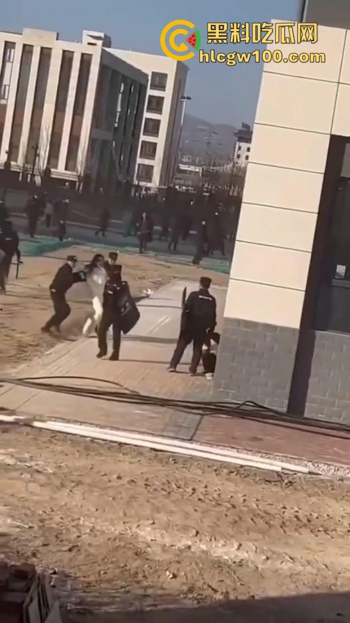 蒲城职高男生坠楼事件矛盾激化  现场禁传视频流出！上万家长围堵副校长愤怒挥拳 武警吓得把高压水枪都拿出来了-19