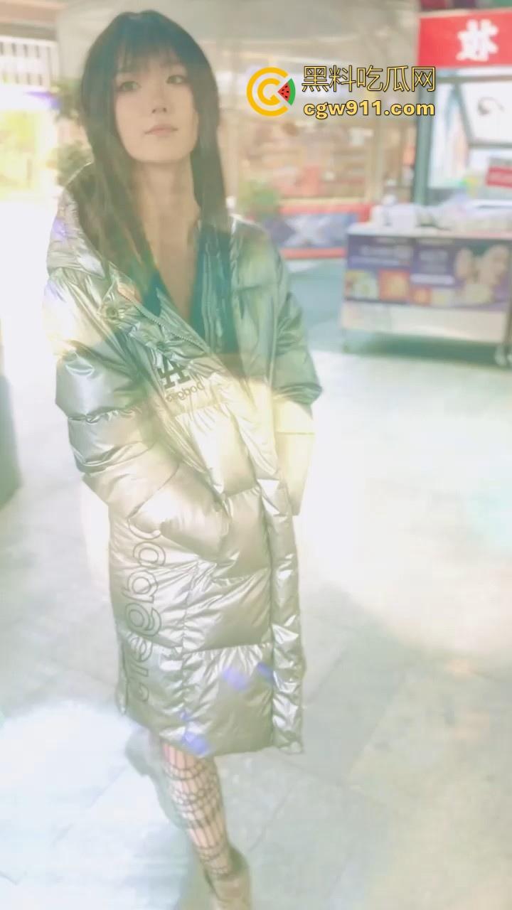 极品学生妹【柚柚】大胆全裸逛商场，羞涩淫笑当众裸拍，开档黑丝尽显风骚，角落口交真的大胆呀！-2