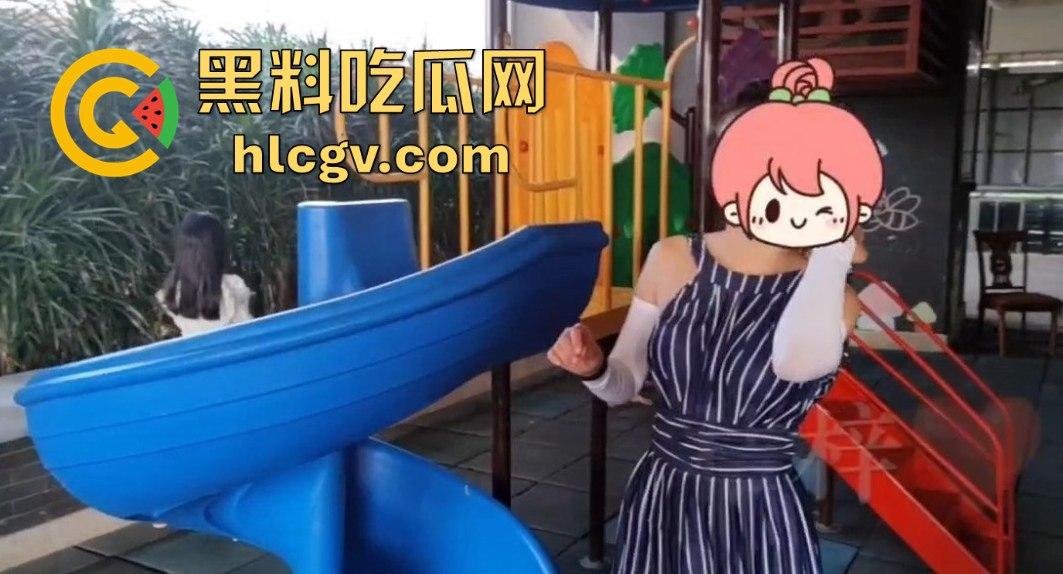 露出天花板『 桔梓』的绿皮火车大胆露出！卧铺间激情上演人前大胆秀，小区滑梯小孩们面前露奶自慰毫不顾忌！-20