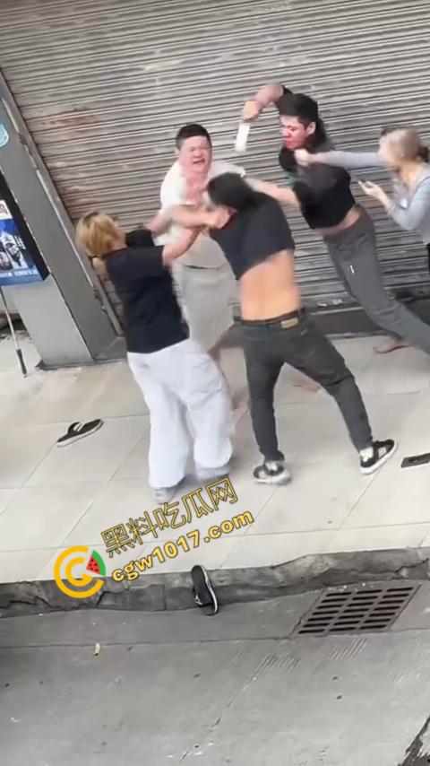 血腥街角斗殴！刀光剑影，鲜血四溅，年轻小伙惨遭横死，愤怒女子撕心裂肺呼救！-7