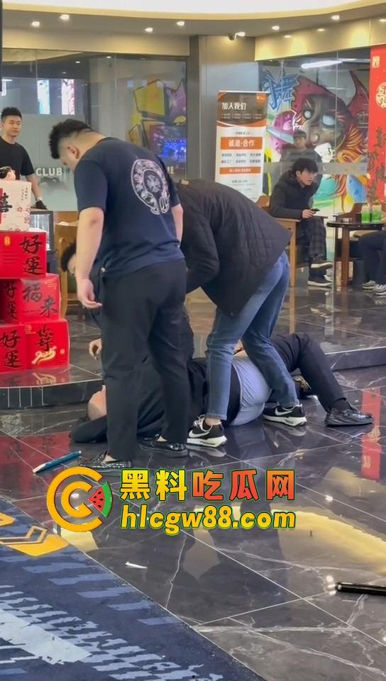 石家庄台球厅惊现羞耻格斗，3个小壮年打架上头 不光揍人 还直接扒裤子 多少有点冒昧了吧？-9