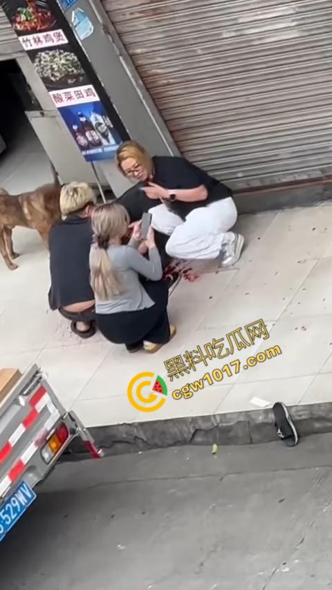 血腥街角斗殴！刀光剑影，鲜血四溅，年轻小伙惨遭横死，愤怒女子撕心裂肺呼救！-11