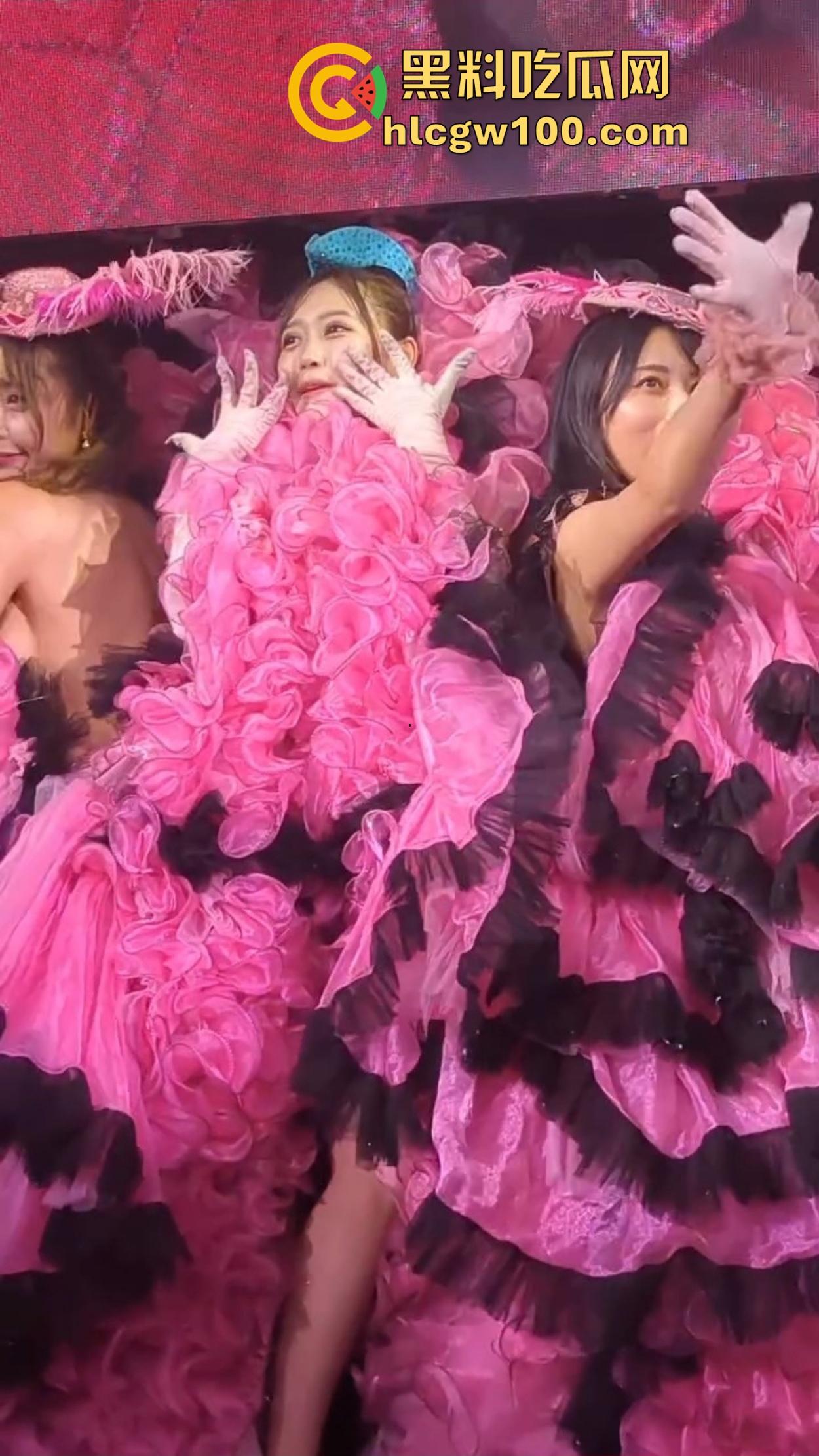 日本演唱会卷的不行，女团妹子丁字裤全裸大尺度登场，连胸贴都不戴，宅男看完直接缴械修行破防了！-4